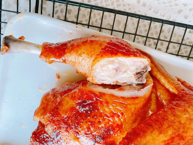 How to make electric oven roasted chicken (how to use the oven to make golden and delicious roasted chicken) (4)