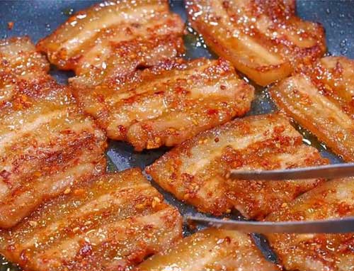 How to cook barbecue at home (use a pan to make the family version of grilled pork belly)