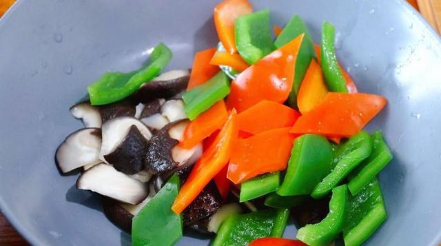 Homemade recipe for stir-fried pork with mushrooms (how to make delicious mushrooms) (4)