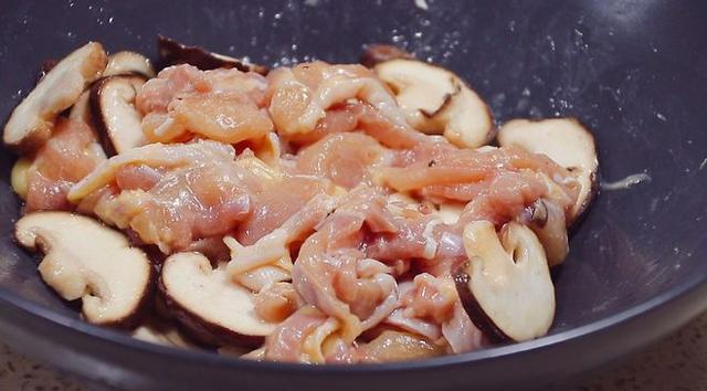 Homemade recipe for stir-fried pork with mushrooms (how to make delicious mushrooms) (15)
