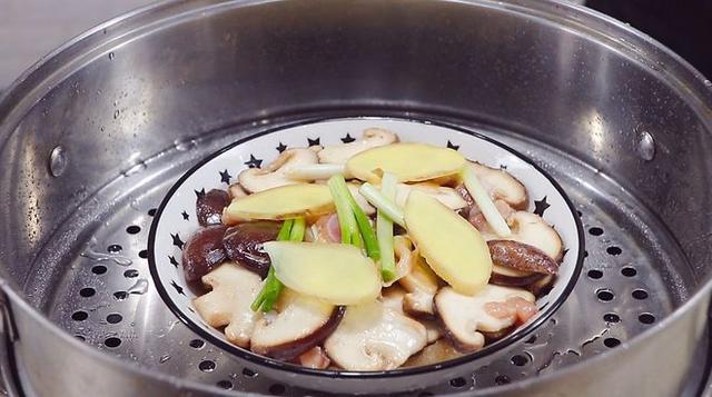 Homemade recipe for stir-fried pork with mushrooms (how to make delicious mushrooms) (17)